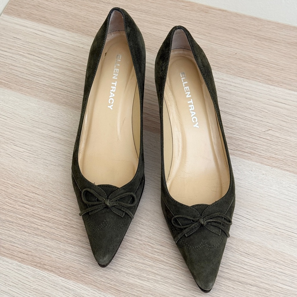 Ellen Tracy Army Green Suede Pointed Toe Bow Heels